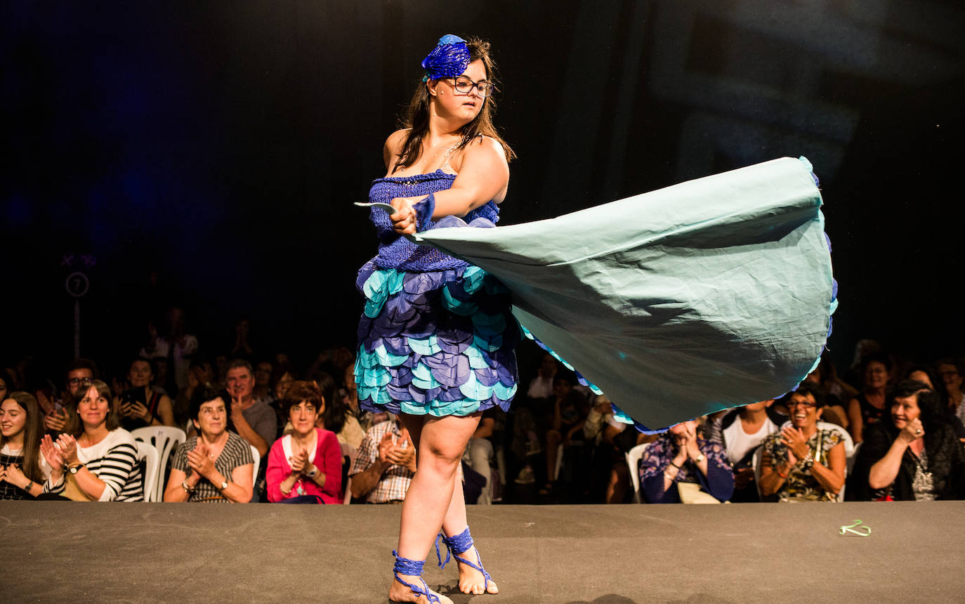 Un total de 52 obras desfilaron en el tradicional Concurso Internacional de Vestidos de Papel de la localidad vizcaína de Güeñes | 21 trabajos participaron en la categoría infantil y el resto en la de adultos
