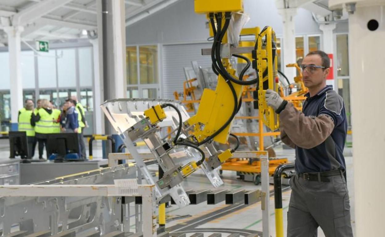 Operario de Iveco en la factoría de Valladolid. 