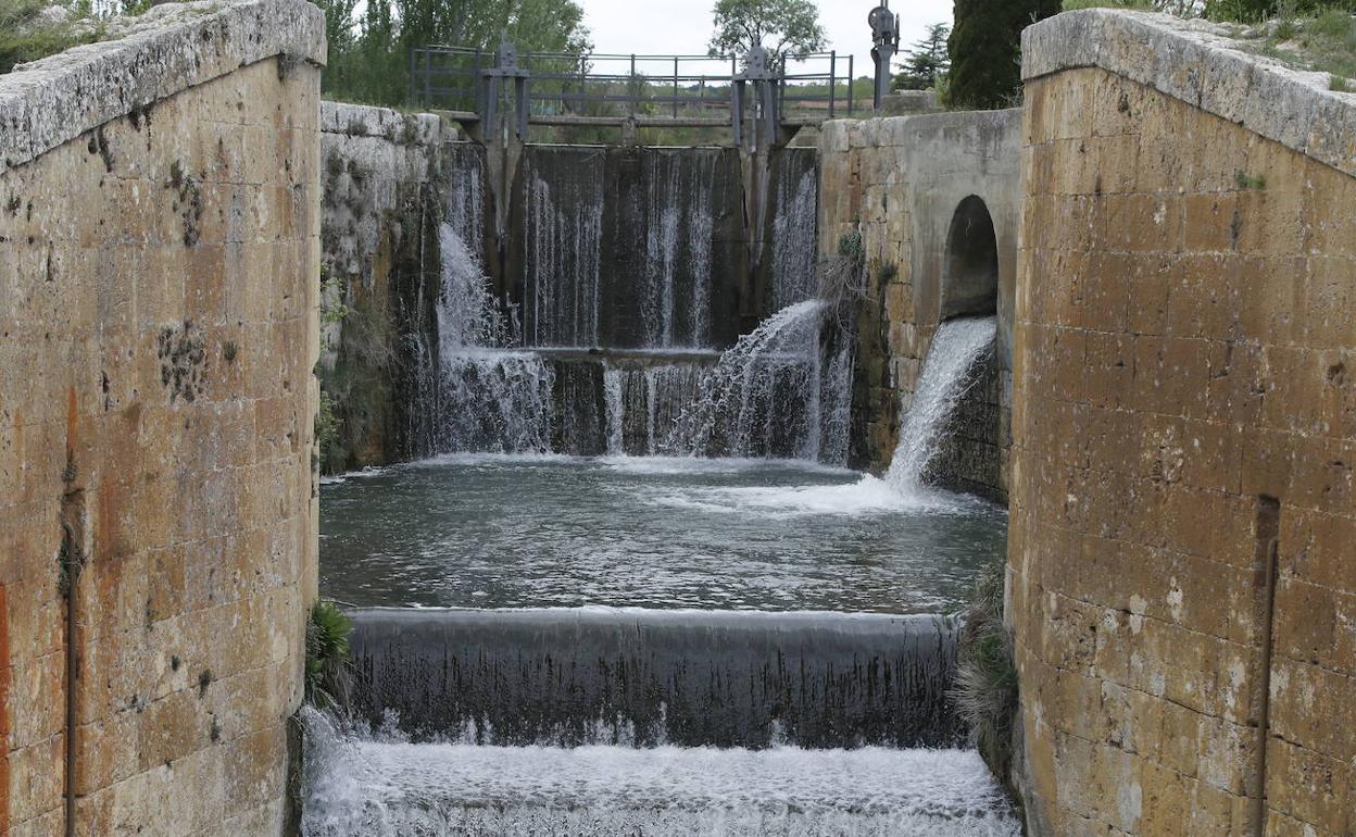 El Canal de Castilla en la carretera Viñalta. 