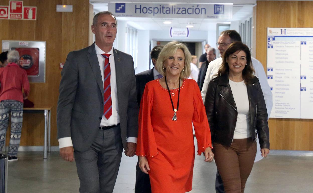 La consejera de Sanidad, Verónica Casado (centro), este lunes durante su visita al Hospital General de Segovia. 