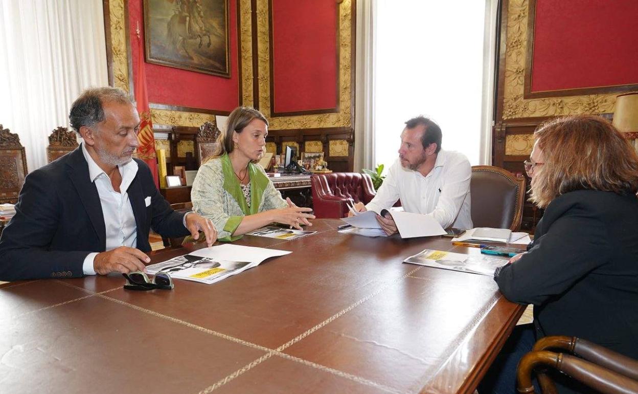 Reuniñon mantenida esta mañana en el Ayuntamiento. 