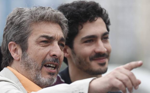 Ricardo Darín y su hijo Chino Darín, con quien trabaja por primera vez en 'La odisea de los giles', en San Sebastián.