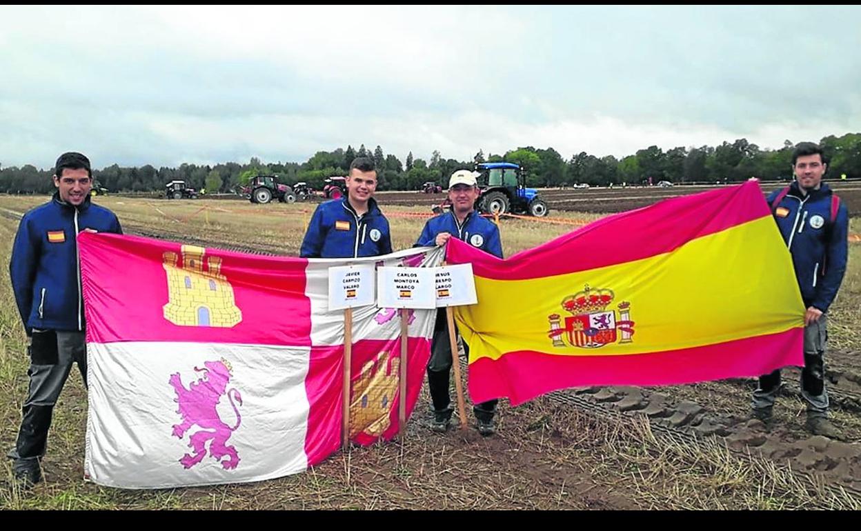 A la derecha, Jesús Crespo, el ganador, con Javier Carpizo y Carlos Montoya, del mismo centro, durante su participación en Estonia.