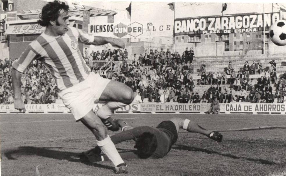 Lorenzo, en su papel de goleador. Aquí le vemos marcando en el viejo estadio Zorrilla, uno de sus 39 tantos como jugador blanquivioleta