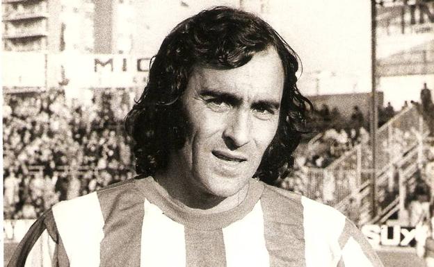 El Jabato posa con la camiseta del Granada C.F.