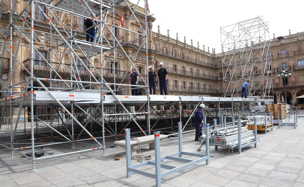 Las tareas de desmontaje del escenario de los conciertos de las Ferias prosiguieron ayer en la Plaza Mayor. 