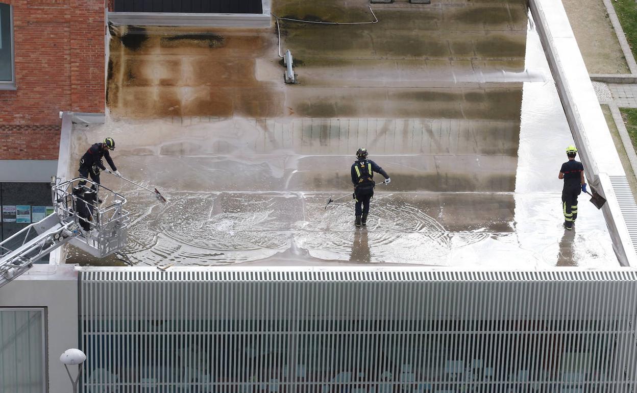 Los bomberos achican el agua en las cubiertas de Lecrác.