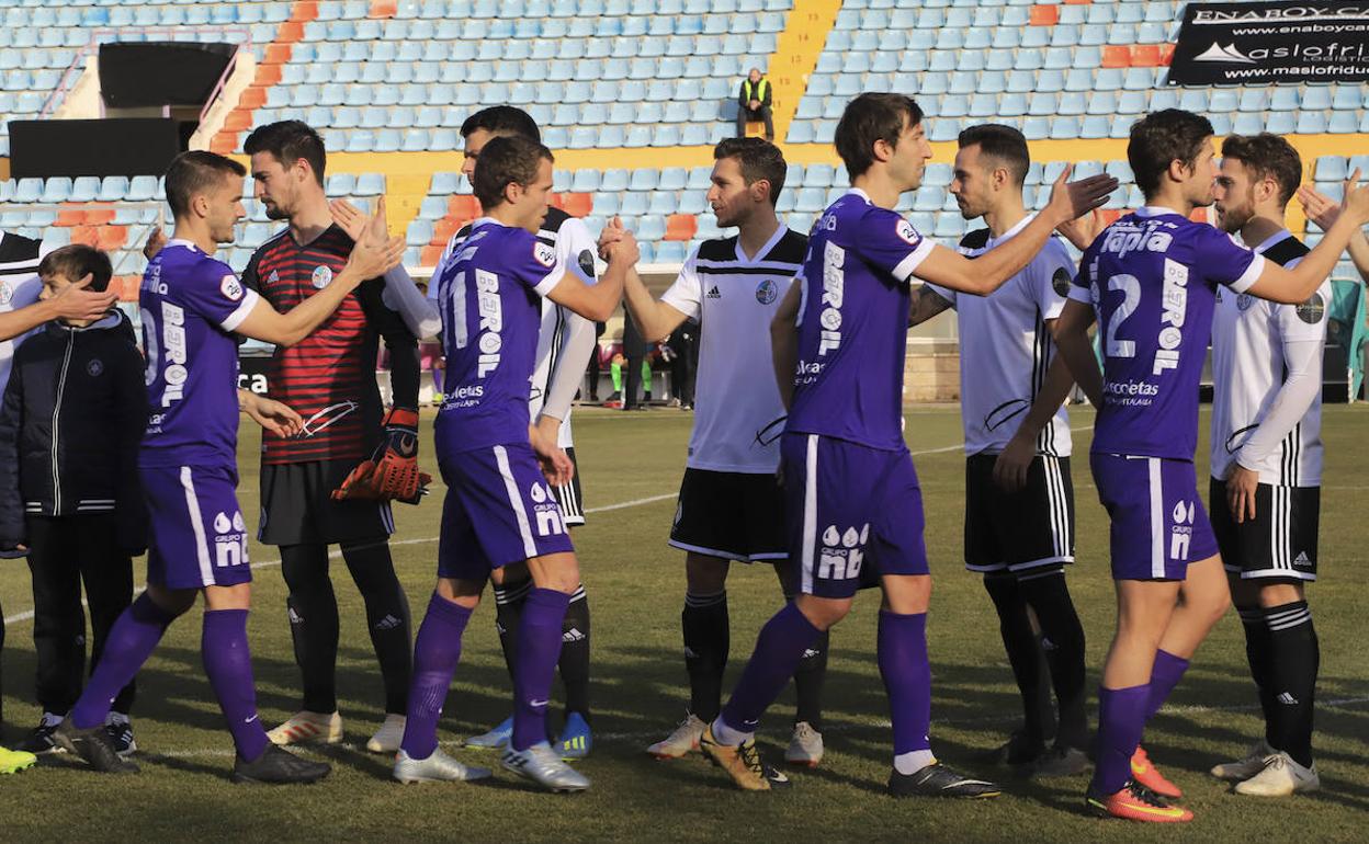 Los jugadores del Salamanca CF y el Burgos CF chocan sus manos la temporada pasada en el Helmántico. 