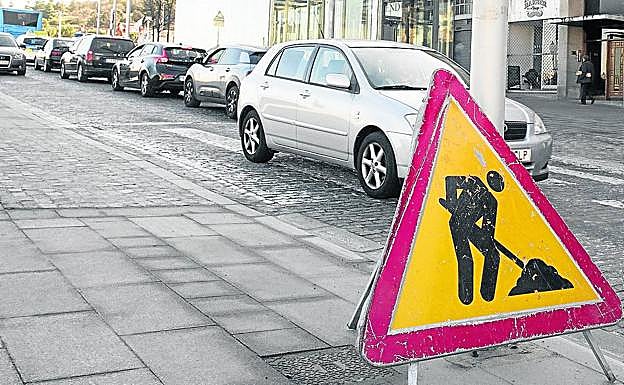 Parte inferior de Padre Claret con la señal de obras de la primera fase. 