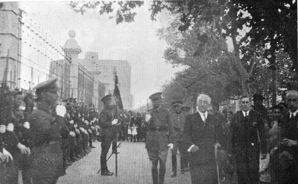 Niceto Alcalá Zamora pasa revista a las tropas frente al Hospital Militar el 23 de septiembre de 1934.