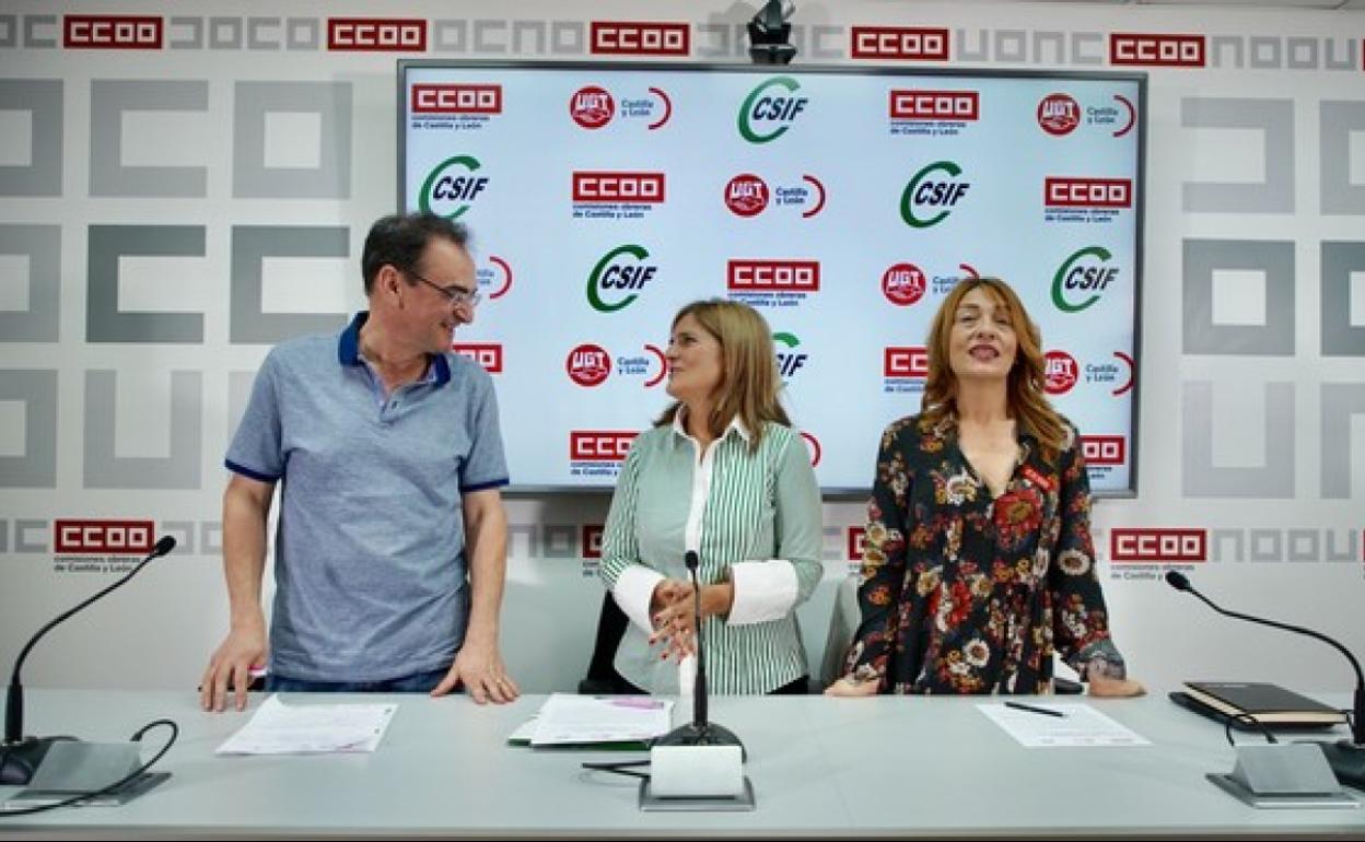 Julio César Martín (UGT), Raquel Fernández (CSIF) y Ana Rosa Arribas (CC OO), después de la rueda de prensa ofrecida este miércoles en Valladolid