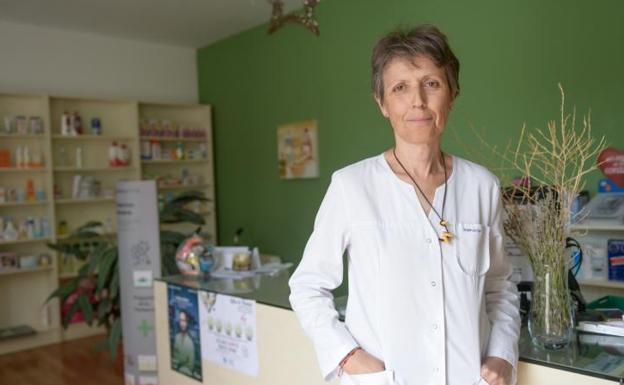 María José Alonso Barreda, en su farmacia de Antigüedad (Palencia)