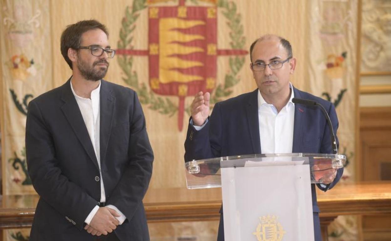 Álvaro Fernández Heredia, nuevo gerente de Auvasa, junto al concejal de Movilidad, el socialista Luis Vélez. 