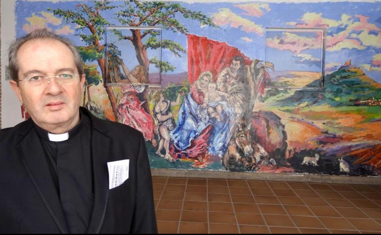 Jaime Arenaga posa ante el nuevo mural de la parroquia de San Ignacio de Loyola de Parillos, que bendecirá el viernes el obispo auxiliar, Luis Argüello.