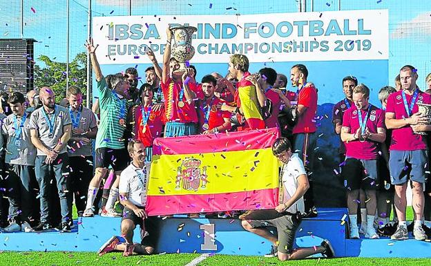 Los futbolistas festejan su triunfo en la final italiana.