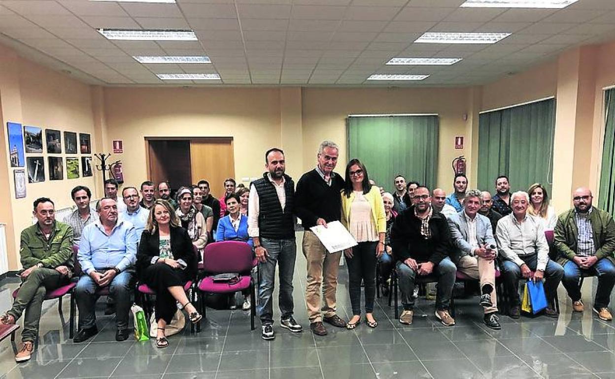 Los padres de Julia reciben el cheque acompañados de los alcaldes de la Mancomunidad. N. L.
