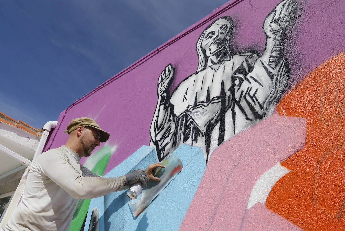 Chisco trabaja ayer en su mural en el área de caravanas de la carretera de León. 