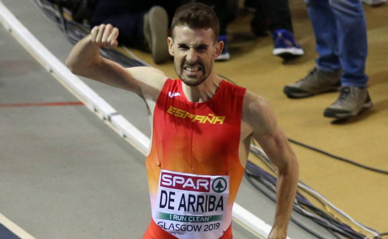 Álvaro de Arriba celebra su triunfo en el Europeo indoor. 