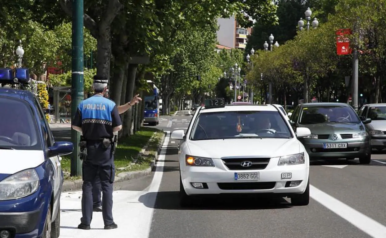 Agentes de la Policía Local vigilan el tráfico en el Paseo de Zorrilla de Valladolid.