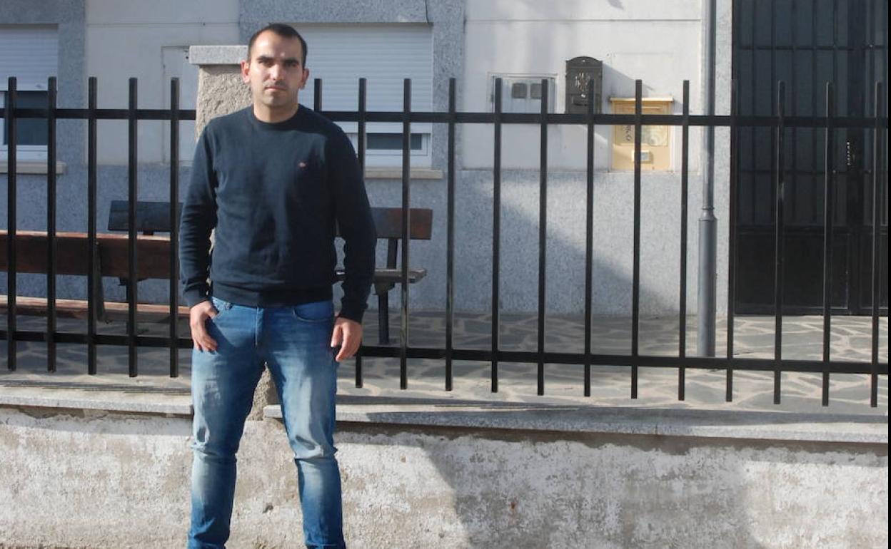 El alcalde, Juan José Serrano, delante del Ayuntamiento de Fuenterroble de Salvatierra. 