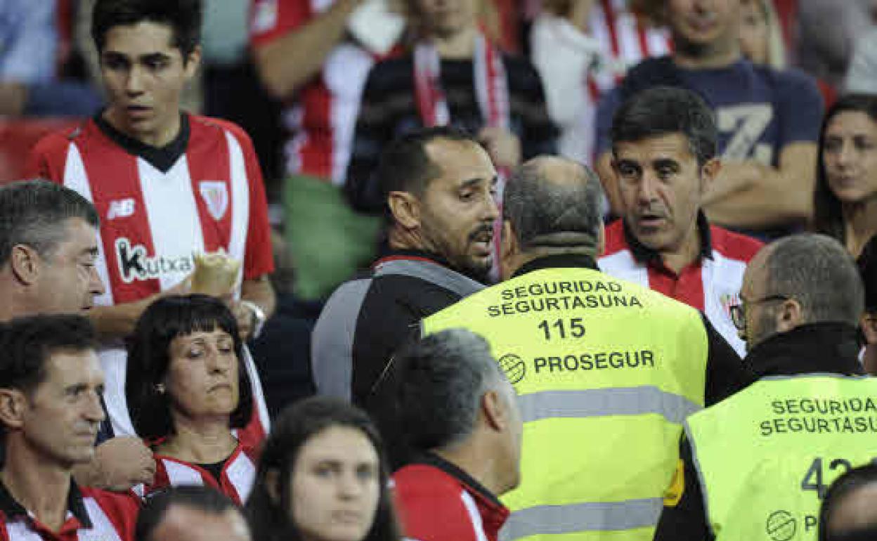 Dos trabajadores de Prosegur, durante un partido de fútbol.