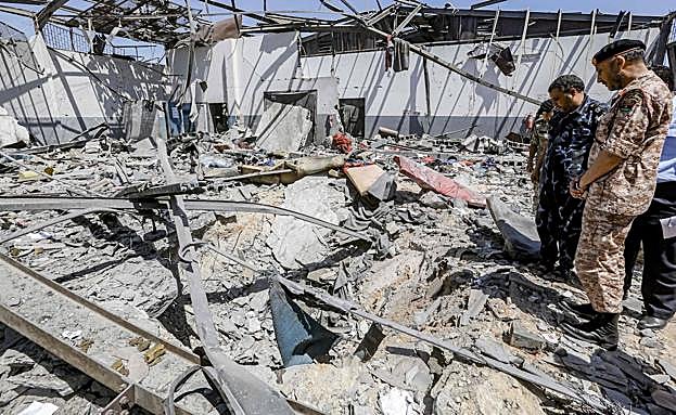 Unos militares inspeccionan los daños causados por un bombardeo en Libia. 