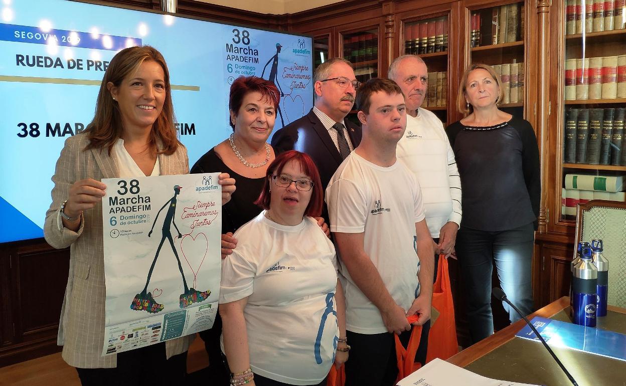 Las concejalas Ana Peñalosa y Marian Rueda con la alcaldesa Clara Luquero, el presidente de Apadefim, Maximino Viloria, y tres socios, en la presentación de la marcha. 