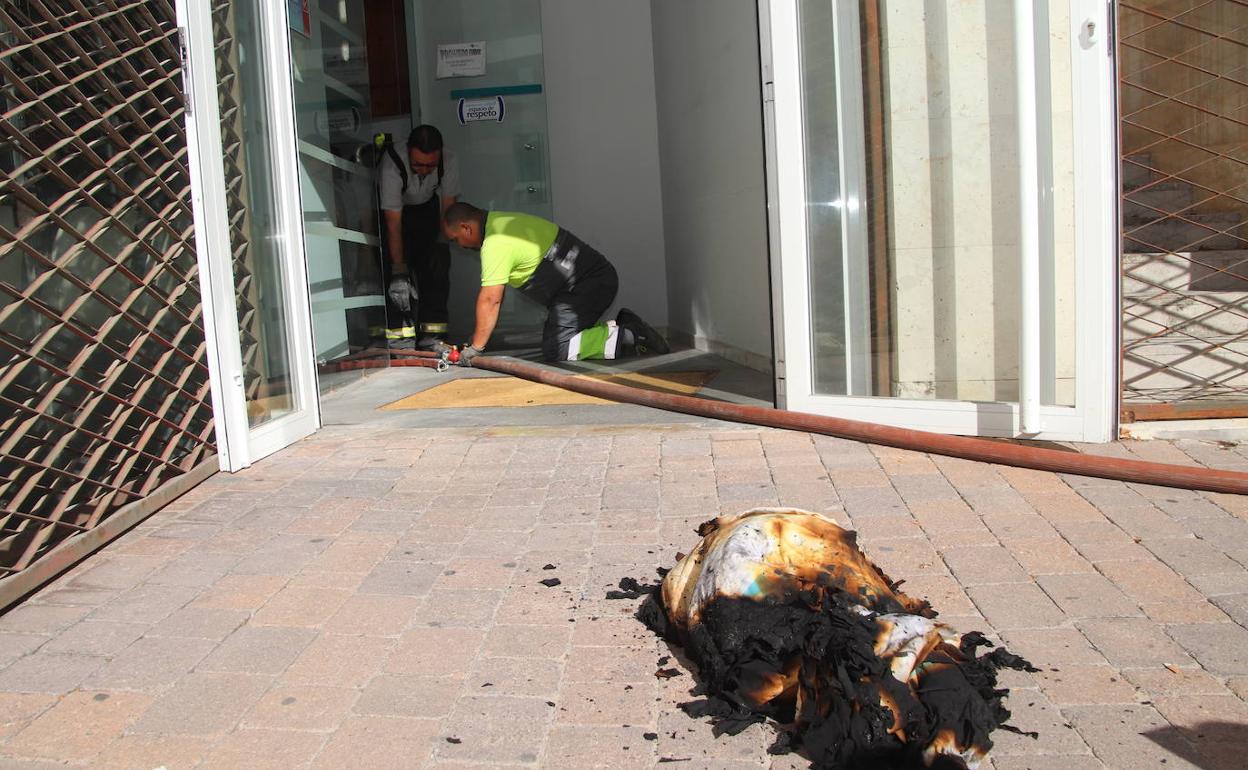 Tareas de extinción del incendio. 