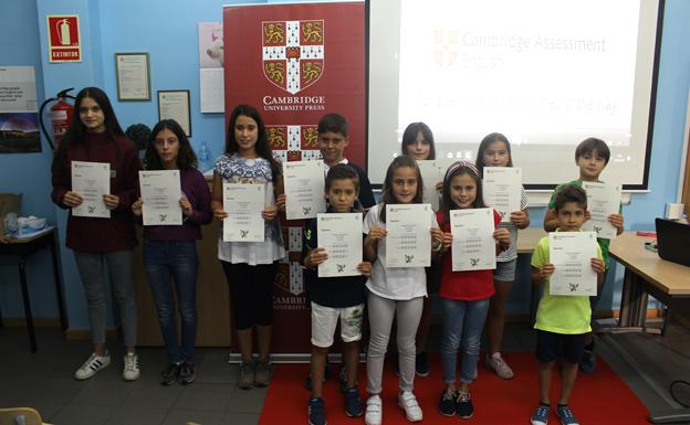 Alumnos de Classic English con sus diplomas después de presentarse a los exámenes Starters y Movers. 