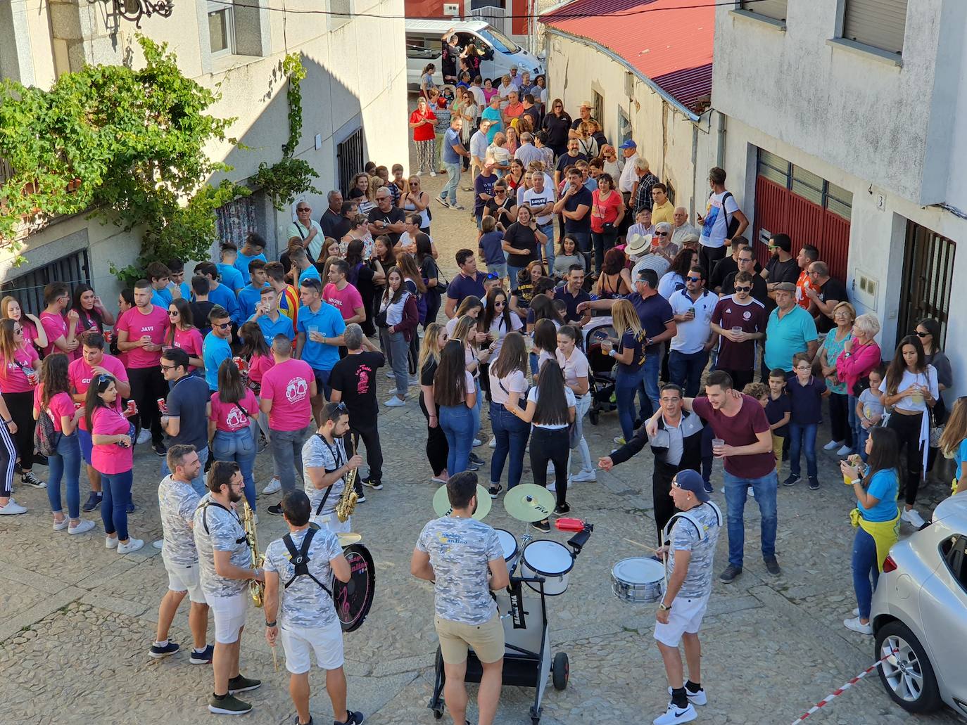 Las peñas marcaron el viernes el ritmo al inicio de las fiestas patronales de San Miguel de Valero, que este año incluían una novedad y era el chupinazo desde el balcón del Ayuntamiento para abrir las fiestas, amenizado por la charanga Manliao.
