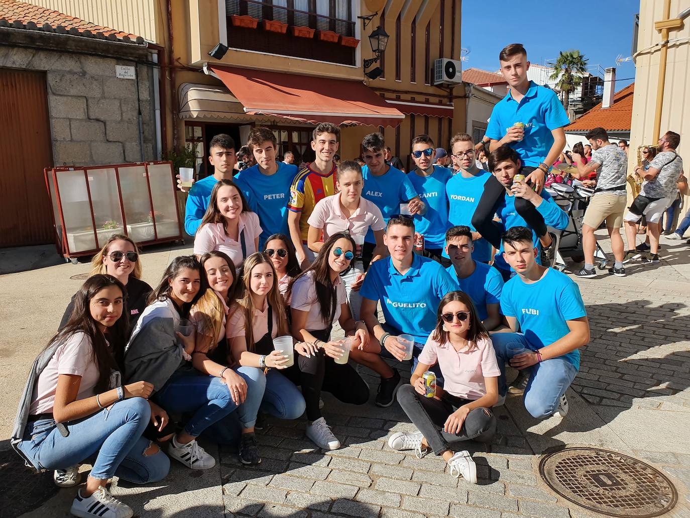 Las peñas marcaron el viernes el ritmo al inicio de las fiestas patronales de San Miguel de Valero, que este año incluían una novedad y era el chupinazo desde el balcón del Ayuntamiento para abrir las fiestas, amenizado por la charanga Manliao.