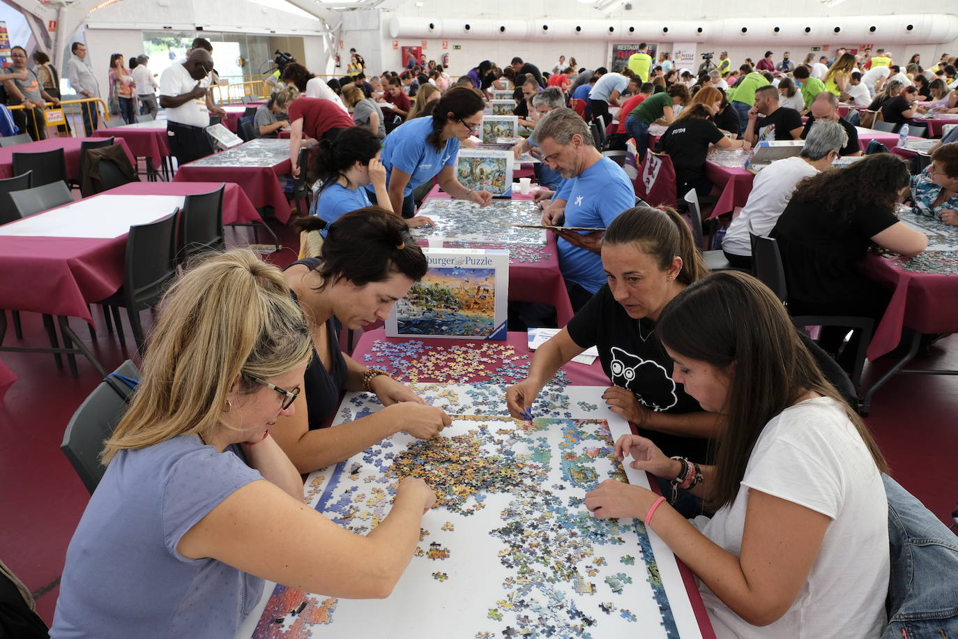 Unos 700 aficionados de 40 países diferentes participan este fin de semana en el I Campeonato del Mundo de Puzles que se celebra en la Cúpula del Mileno de Valladolid y que ha dado inicio hoy sábado con el torneo por equipos, al que seguirán mañana las disciplinas individual y por parejas. En total, el certamen, que cuenta con el apoyo del Ayuntamiento, repartirá 2.500 euros en premios.