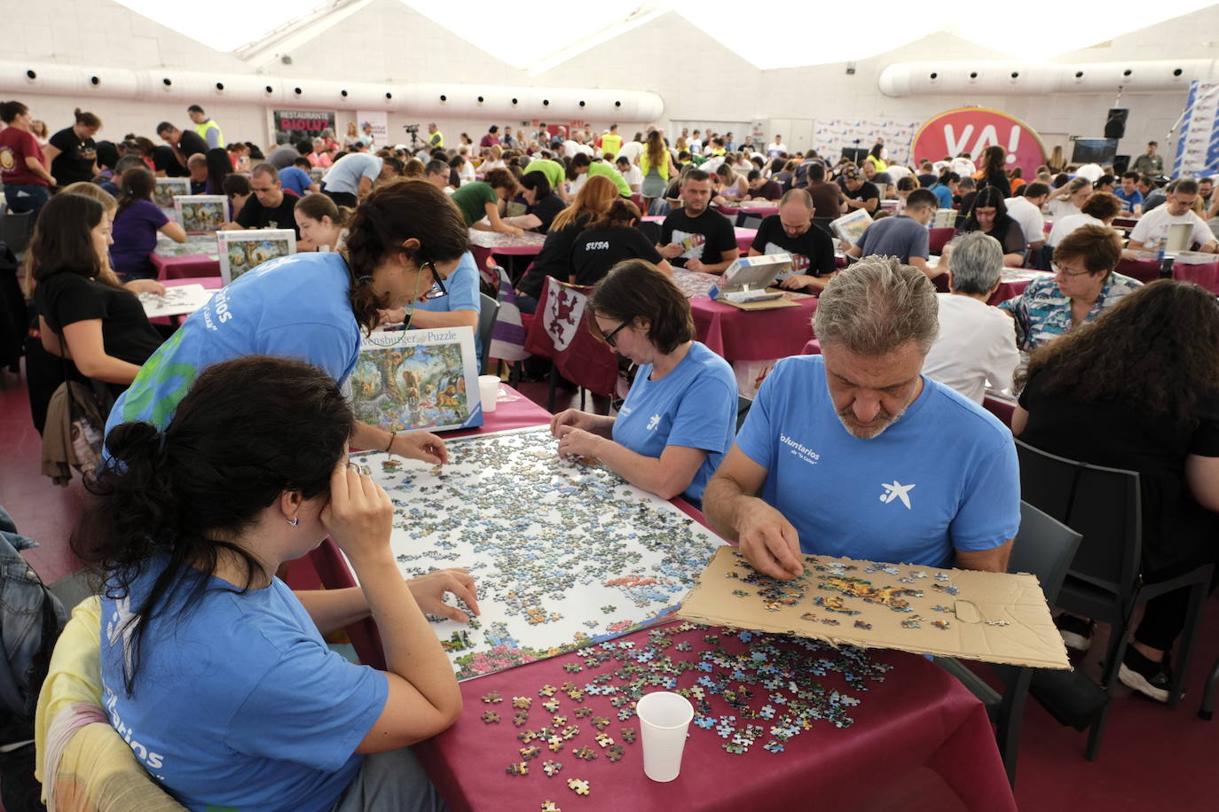 Unos 700 aficionados de 40 países diferentes participan este fin de semana en el I Campeonato del Mundo de Puzles que se celebra en la Cúpula del Mileno de Valladolid y que ha dado inicio hoy sábado con el torneo por equipos, al que seguirán mañana las disciplinas individual y por parejas. En total, el certamen, que cuenta con el apoyo del Ayuntamiento, repartirá 2.500 euros en premios.