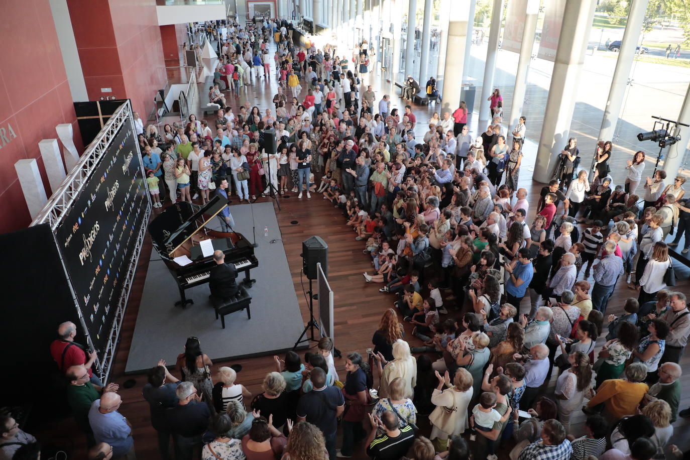 Una pareja baila en la puerta del Auditorio Miguel Delibes. 