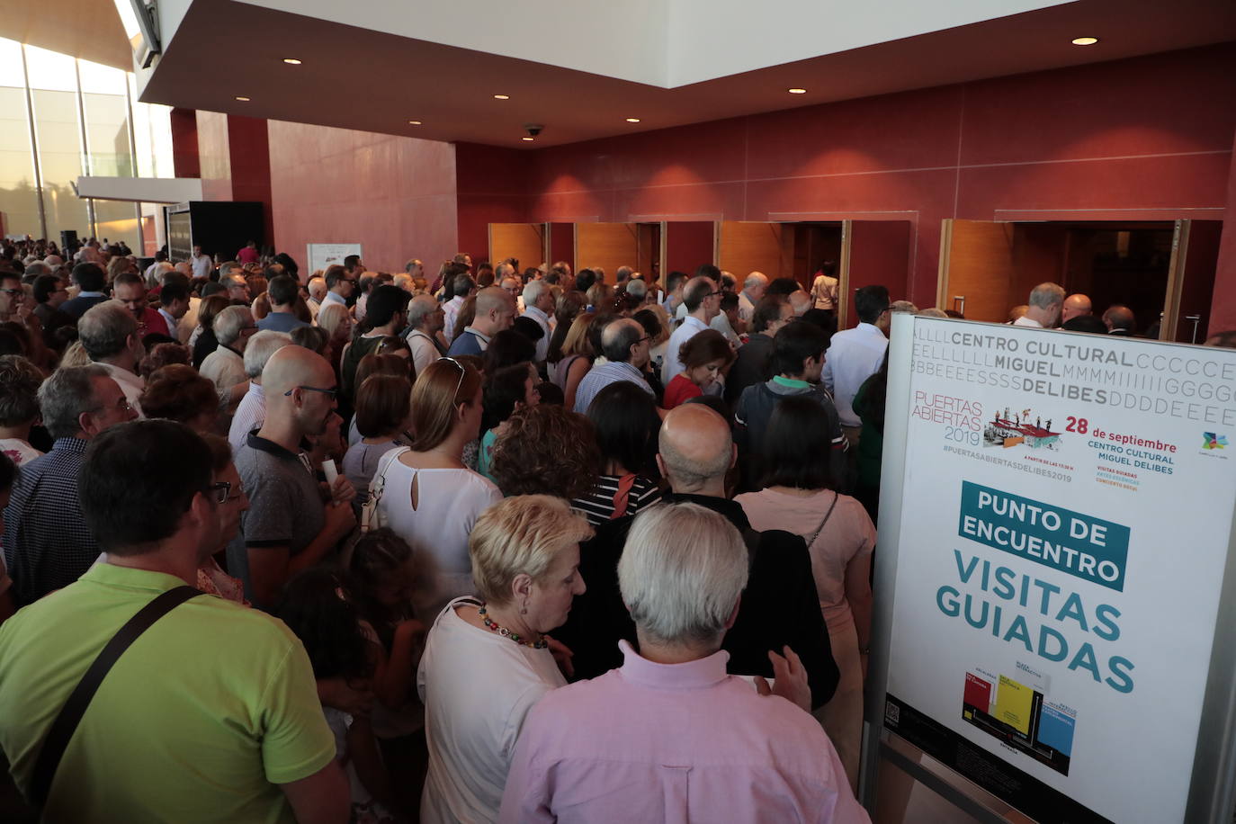 Una pareja baila en la puerta del Auditorio Miguel Delibes. 