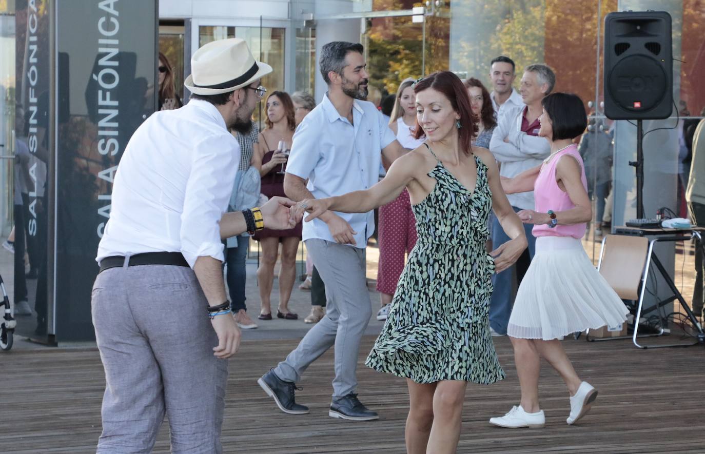 Una pareja baila en la puerta del Auditorio Miguel Delibes. 
