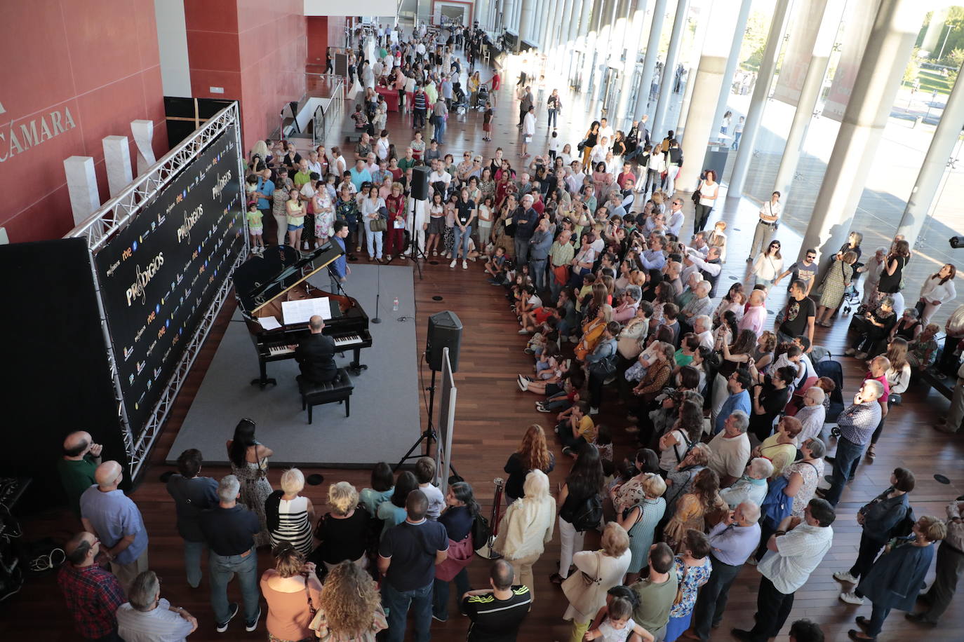 Una pareja baila en la puerta del Auditorio Miguel Delibes. 
