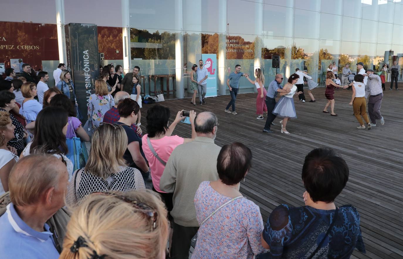 Una pareja baila en la puerta del Auditorio Miguel Delibes. 