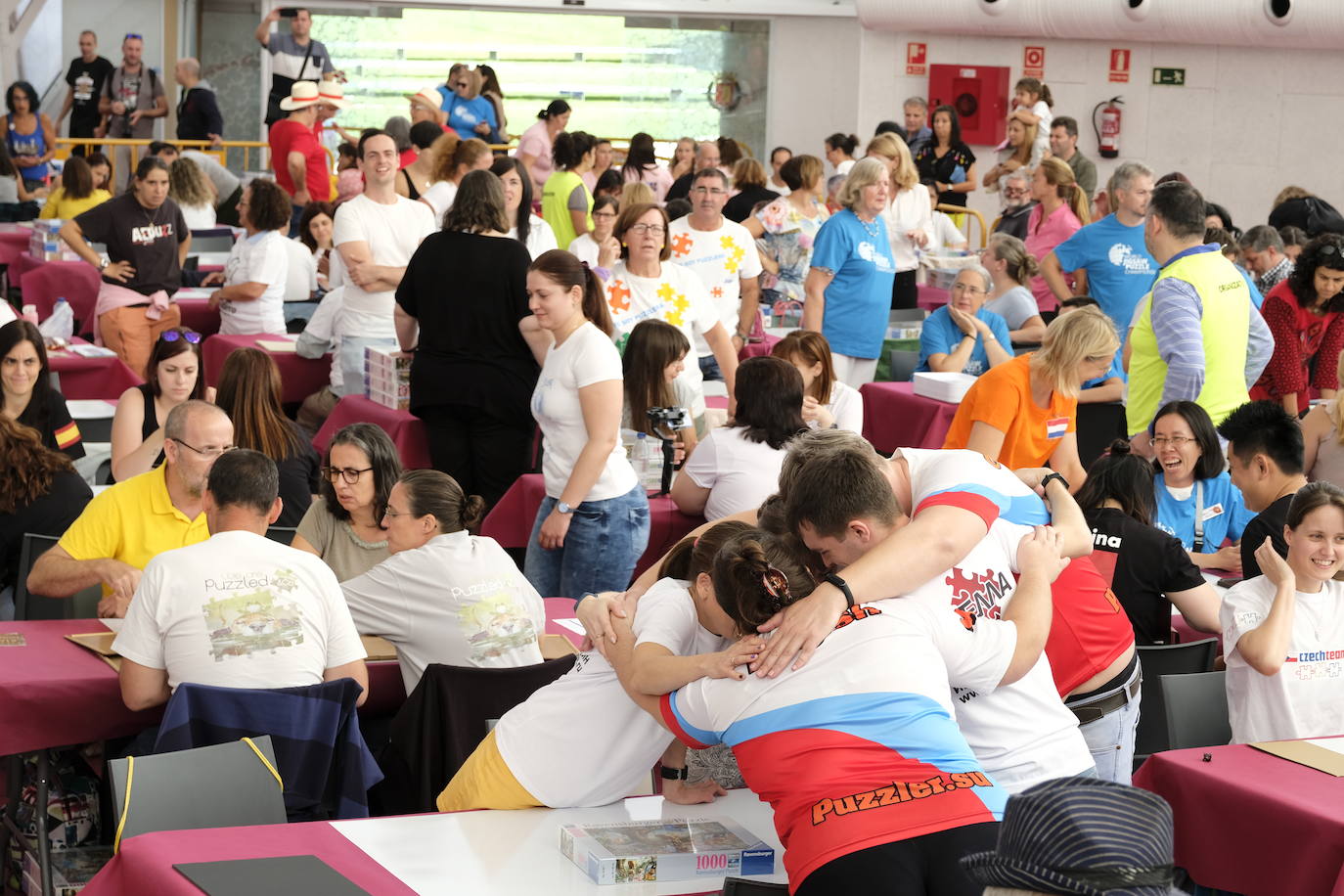 Unos 700 aficionados de 40 países diferentes participan este fin de semana en el I Campeonato del Mundo de Puzles que se celebra en la Cúpula del Mileno de Valladolid y que ha dado inicio hoy sábado con el torneo por equipos, al que seguirán mañana las disciplinas individual y por parejas. En total, el certamen, que cuenta con el apoyo del Ayuntamiento, repartirá 2.500 euros en premios.