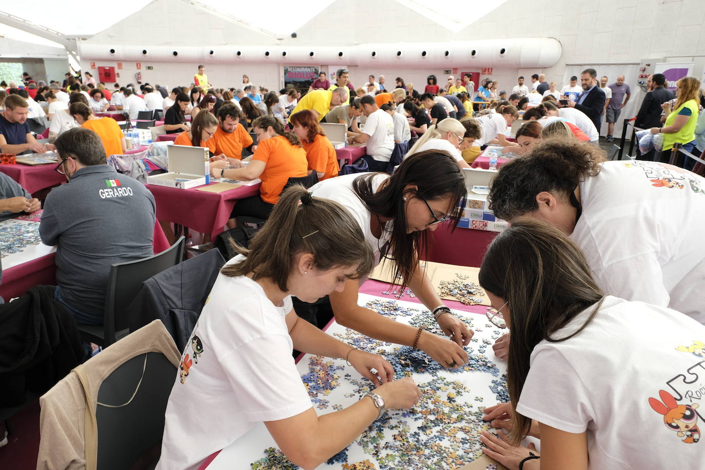 Unos 700 aficionados de 40 países diferentes participan este fin de semana en el I Campeonato del Mundo de Puzles que se celebra en la Cúpula del Mileno de Valladolid y que ha dado inicio hoy sábado con el torneo por equipos, al que seguirán mañana las disciplinas individual y por parejas. En total, el certamen, que cuenta con el apoyo del Ayuntamiento, repartirá 2.500 euros en premios.