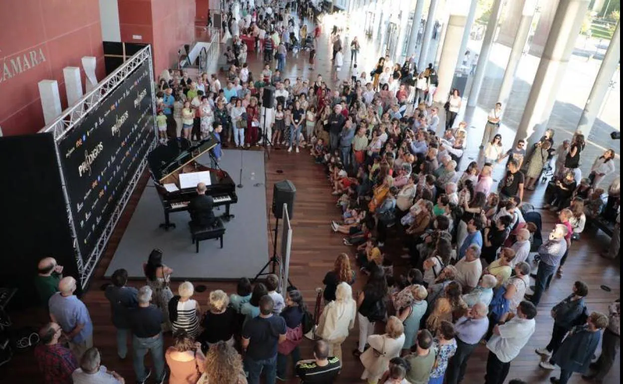 Público en el vestíbulo del Centro Miguel Delibes, durante un concierto de piano. 