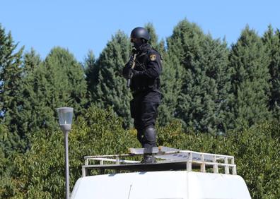 Imagen secundaria 1 - Varios momentos de la exhibición policial. 