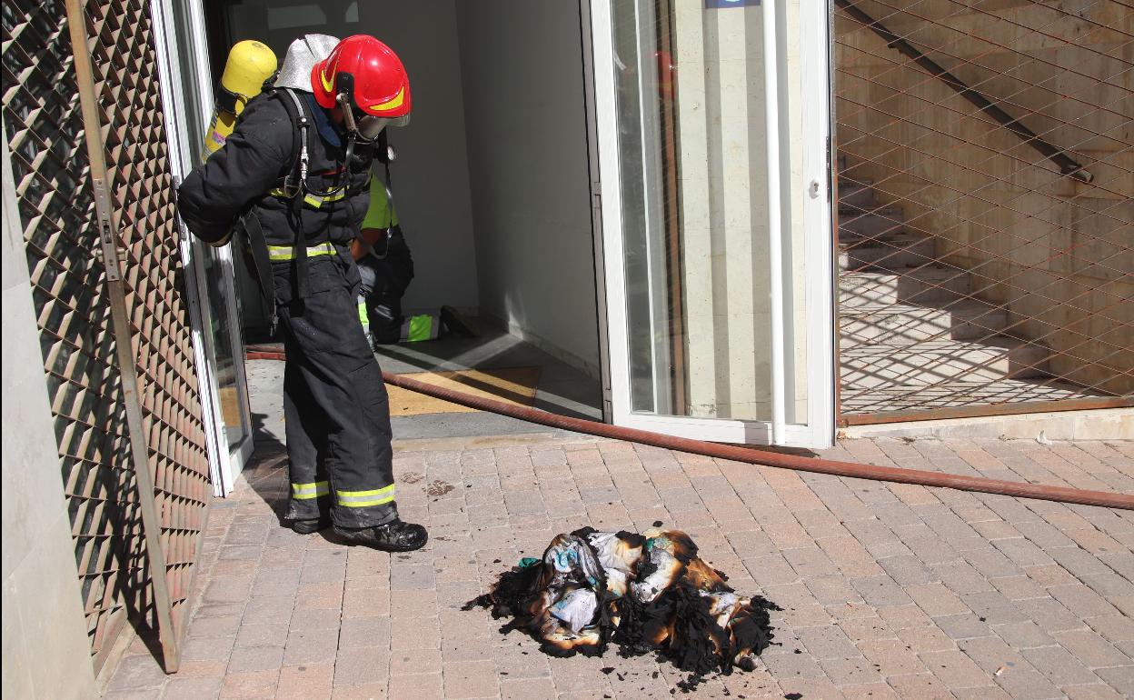 Material quemado, a las puertas del centro de salud, ayer. 