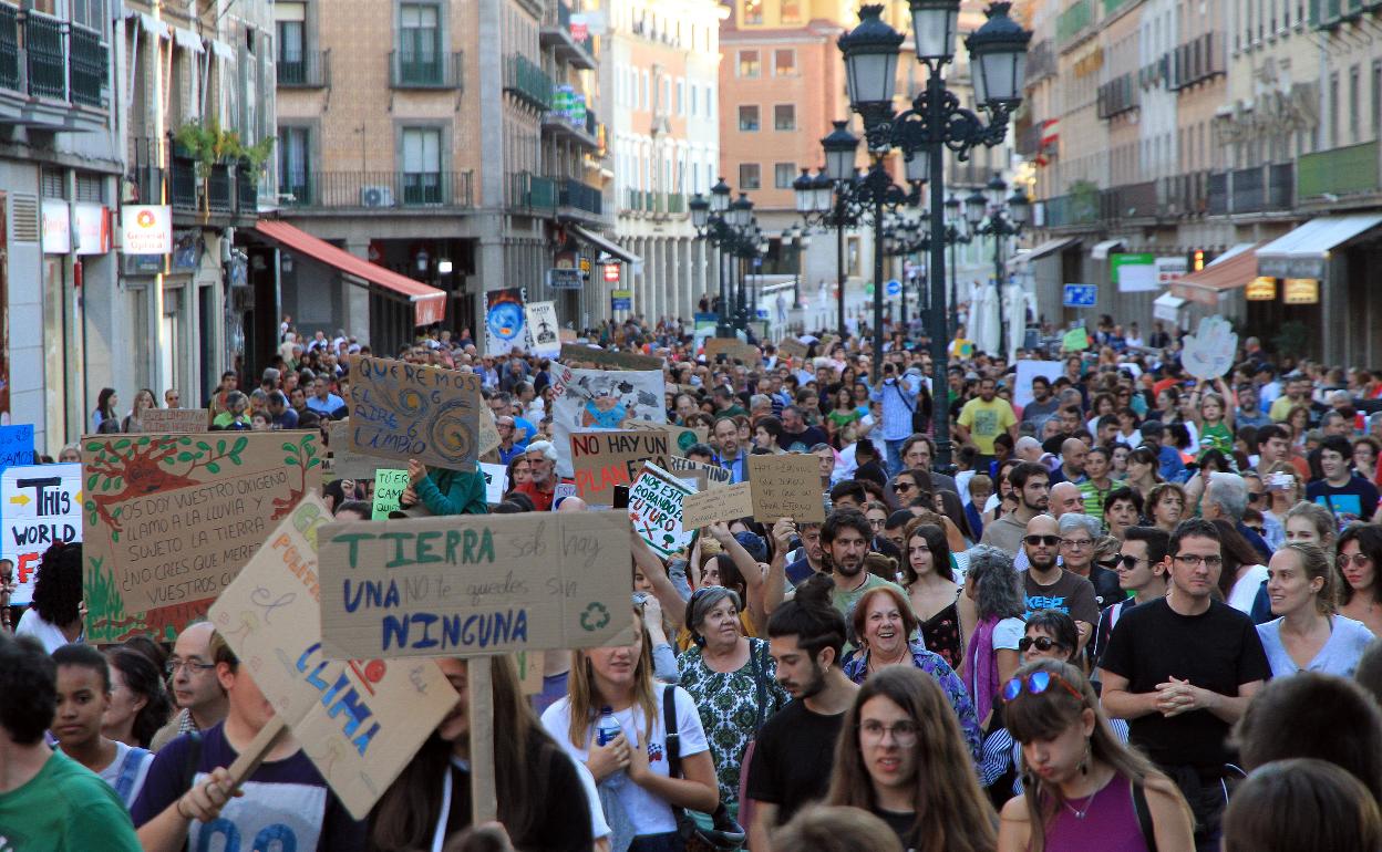 Cientos de manifestantes caminan por la avenida del Acueducto hacia la plaza del Azoguejo, donde la Asociacón por el Clima de Segovia leyó el manifiesto. 