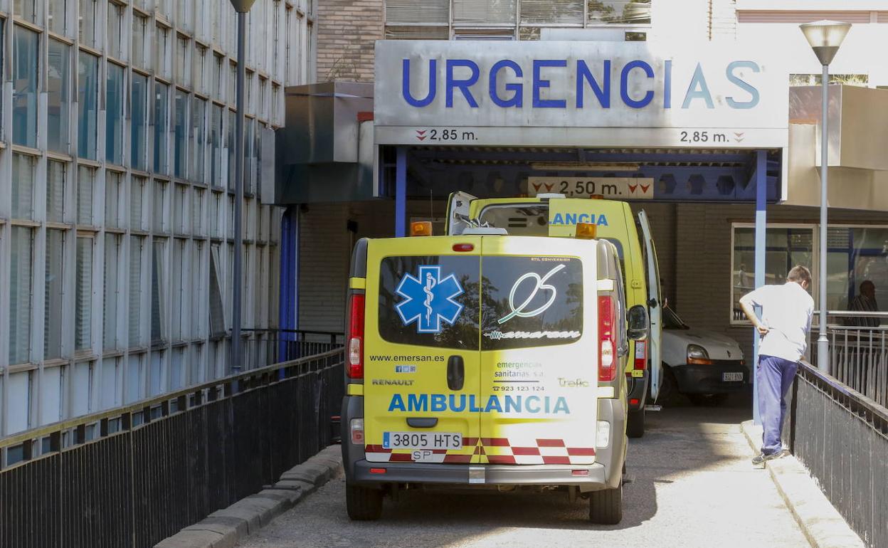 Imagen de archivo de una ambulancia en el hospital Virgen de la Vega.