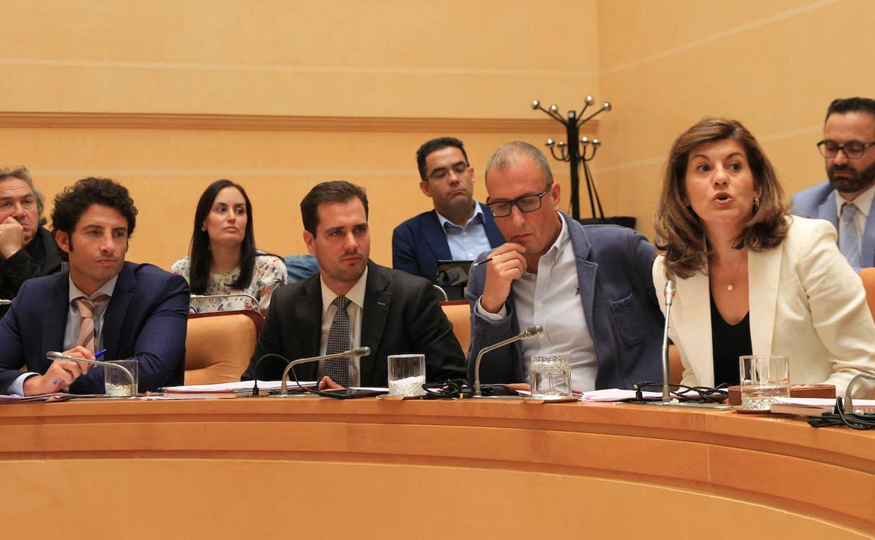 Concejales del grupo municipal del Partido Popular durante la sesión de pleno del Ayuntamiento.