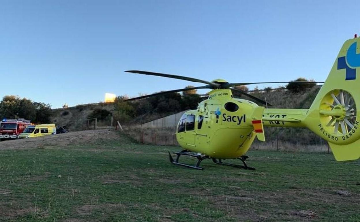 Helicóptero de Sacyl y vehículos de emergencias en el lugar de los hechos.