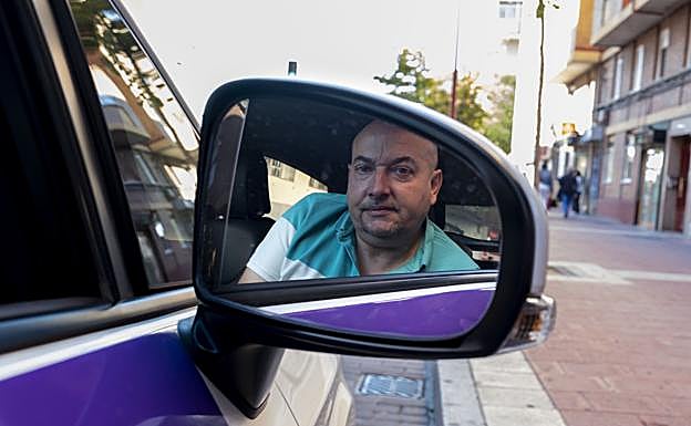 Ángel Lorenzo, presidente de Radio Taxi, en su vehículo. 