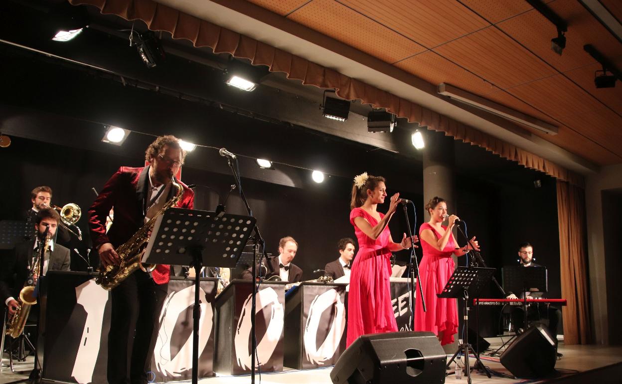 Concierto de The 1000 Streets Orchestra y, a la derecha, encierro con toros de carretilla por los paseos de San Francisco. 