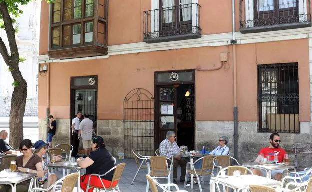Imagen principal - Arriba, terraza del Penicilino con su aspecto actual. Debajo, día de la reapertura del bar en el año 2006 y a la derecha, el anterior dueño, Manuel Cossío, en una imagen de 2004, aún con el cartel de «Juan Martín Calvo, Vinos, alcoholes y licores». 